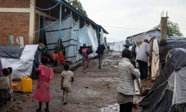 Imvura iriko iragwa muri ibi bihe ituma ibintu vyunyuka kuri izi mpunzi zibayeho mu buzima bubi cane