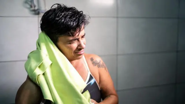 মাথা শুকানোর তোয়ালেটা কেমন খেয়াল করুন।