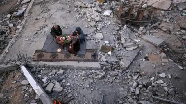 গাজায় ধ্বংসস্তুপের মাঝে একটি পরিবার