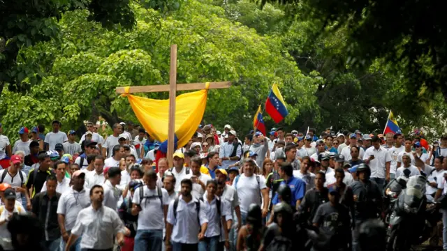 La marcha fue encabezada por una cruz de madera.