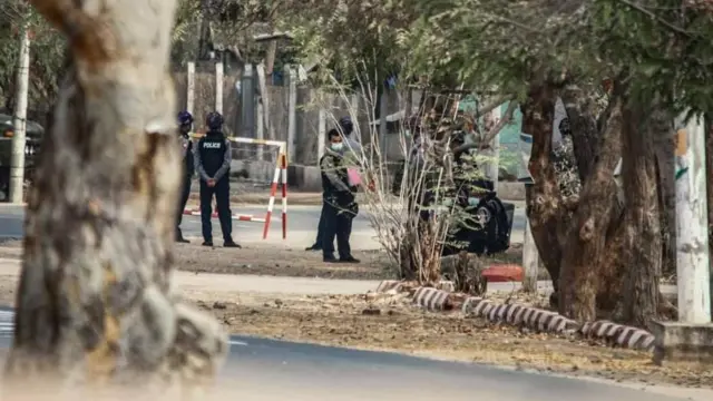 အရာတော်မြို့တွင်း တွေ့ရသော စစ်ကောင်စီတပ်ဖွဲ့ဝင် ရဲအချို့(ပုံဟောင်း)