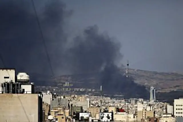 Asap menyelimuti langit di atas Teheran, Iran, setelah ledakan di ibu kota akibat serangan militer Israel terhadap target-target Iran, pada 18 Juni 2025. 