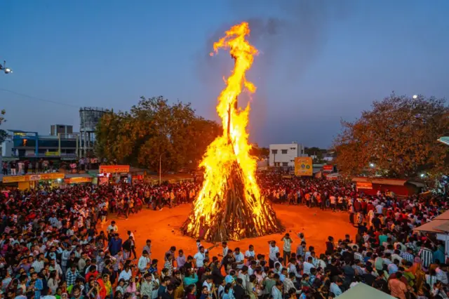 હોળી 2025, ધૂળેટી, રંગોનો તહેવાર, ગુજરાત, ભારત, હોલિકા દહન, તહેવારો, સંસ્કૃતિ, બીબીસી ગુજરાતી 