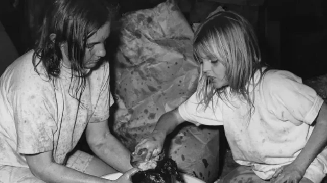 Abana bariko baroza inyoni