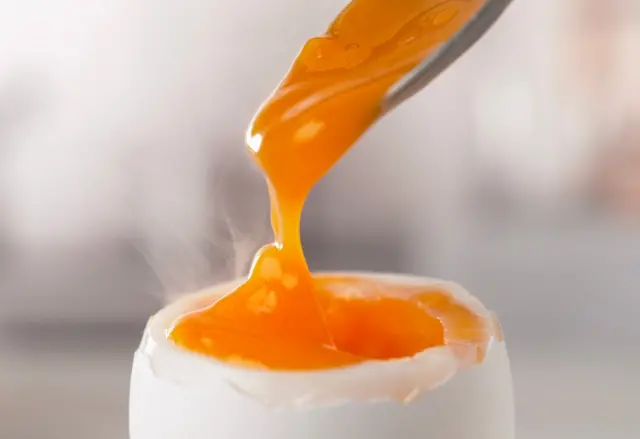 Ilustrasi telur rebus dengan kuning telur lembut.