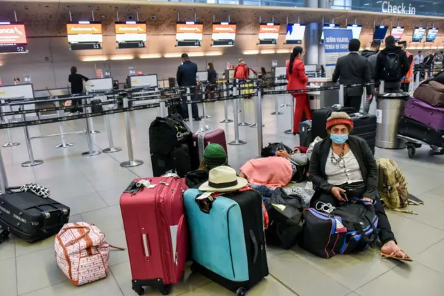 Venezolanos esperan en El Dorado, Colombia
