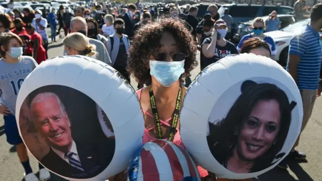 تجمع هواداران بایدن و هریس که بادکنک آنها را دست گرفته‌اند. ویلمینگتون، دلاور محل زندگی بایدن