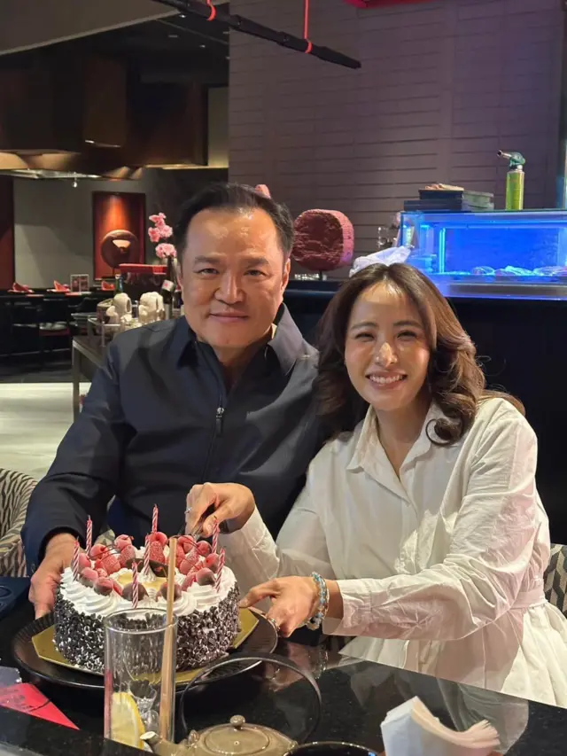 นายอนุทิน ชาญวีรกูล กับ "จ๋า" ธนนนท์ นิรามิษ ภริยาคนปัจจุบัน 