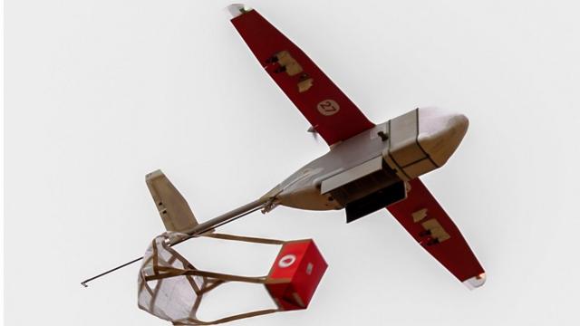 Drone transportant une poche de sang au Rwanda