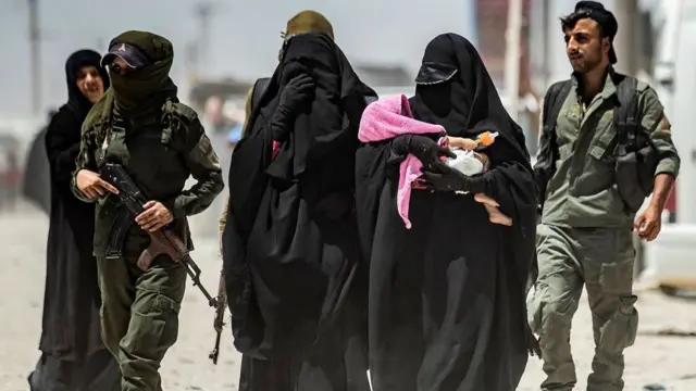 زوجات وأطفال عناصر التنظيم في احد المخيمات في سوريا (صورة ارشيفية)