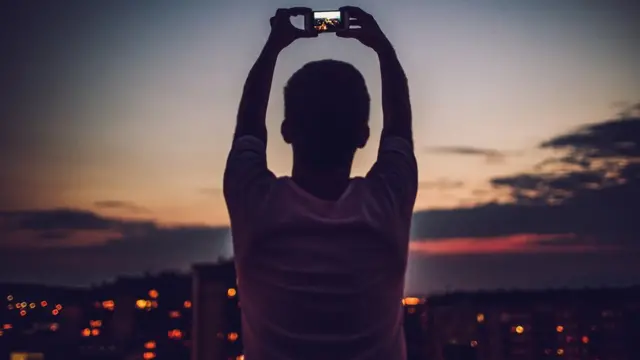 Imagem mostra homem fazendo selfie