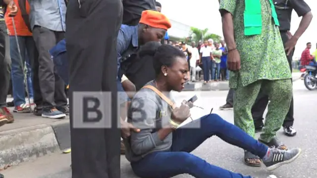 Obinrin kan ti awọn ọlọpaa mu joko si ilẹ