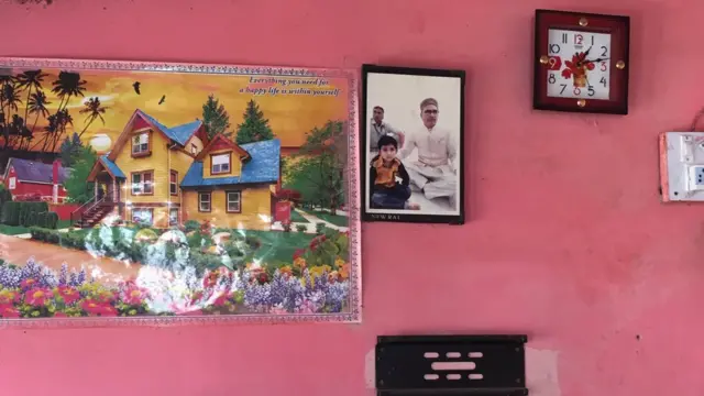 दीवार पर लगी शिवराज सिंह संग गांव के एक बच्चे की तस्वीर