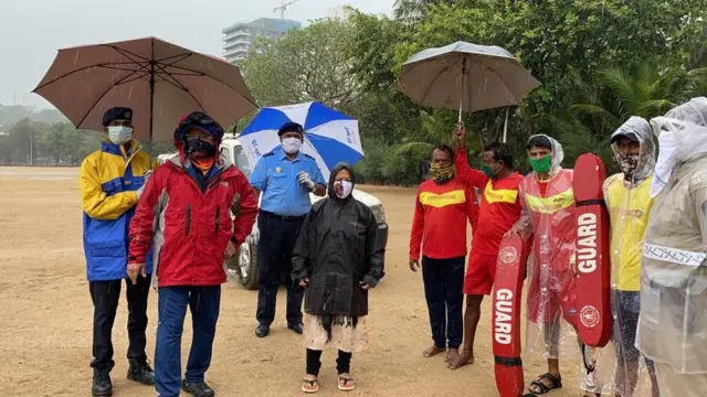 मुंबई महानगर पालिकेचे आयुक्त इक्बाल चहल आणि अग्निशमन दलाचे प्रमुख यांनी दादर आणि गिरगाव चौपाटीची पहाणी केली.