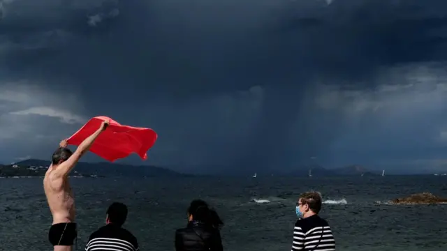 Майская гроза над пляжем Сан-Тропе на юге Франции