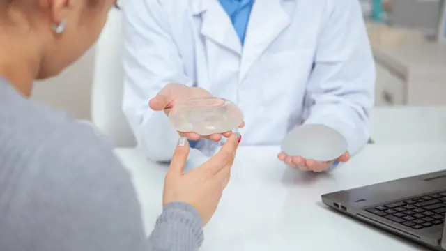 Profissional da saúde e paciente conversando sobre próteses