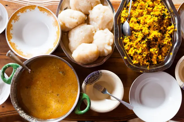 Dessus de table de la cuisine avec des sauces traditionnelles et alimentaire en Afrique