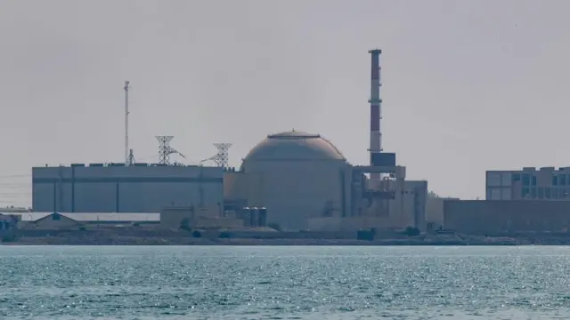 نمایی از نیروگاه اتمی بوشهر از خلیج فارس در جنوب ایران دیده می شود