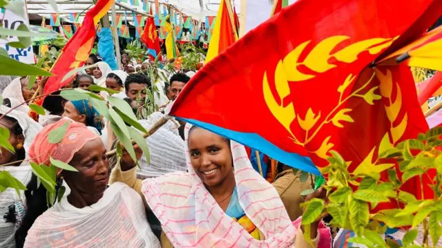 ኢትዮጵያን ኤርትራን፡ ድሕሪ እቲ ካብ 1998 ክሳብ 2000 ዘካየድኦ ዶባዊ ኲናት፡ 'ናይ መወዳእታን ቀያድን' ስምምዕ ኣልጀርስ ከም ዝኸተማ ይዝከር። ብመሰረት እቲ ስምምዕ፡ እታ ኢትዮጵያን ኤርትራን ካብ ዝተዋግኣለን ቦታታት ቀንዲ ዝነበረት ባድመ፡ ግዝኣት ኤርትራ ንክትከውን ተበይኑ።