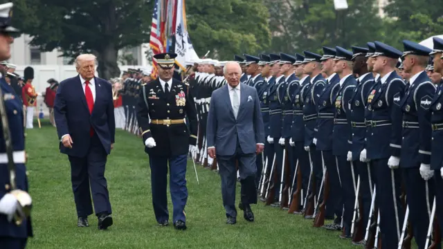 Доналд Трамп и краљ Чарлс обављају смотру војника