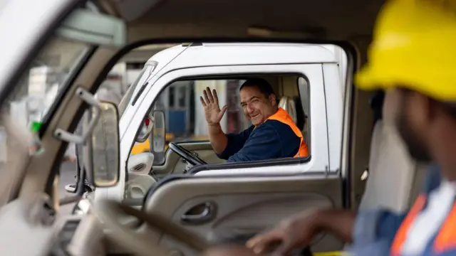 Dois motoristas de caminhão nas estradas argentinas. 