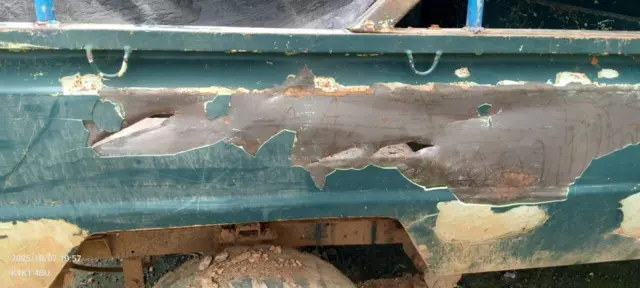 Mobil milik anak Vincen Kwipalo yang bolong usai dikapak para penyerang pada Senin malam (6/10).