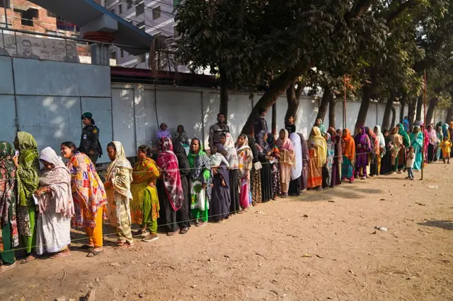 ১২ই ফেব্রুয়ারির নির্বাচনে নারী ভোটাররদের দীর্ঘ লাইন