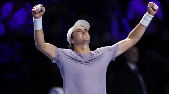 João Fonseca comemora vitória na semifinal de torneio na Basileia