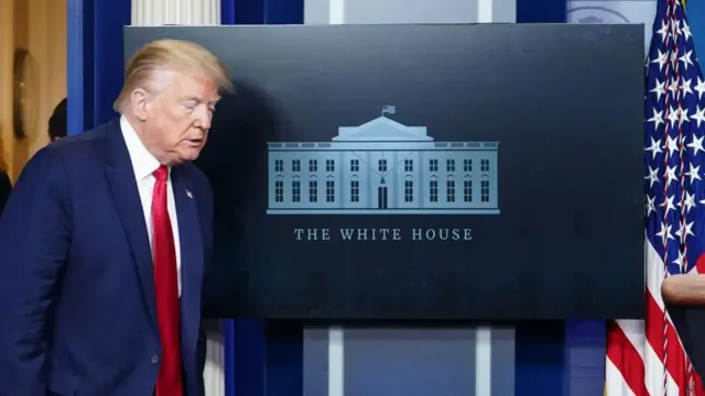 El presidente de Estados Unidos, Donald Trump, llega para hablar con la prensa el 22 de mayo de 2020 en la Sala de Prensa Brady de la Casa Blanca en Washington, D.C.