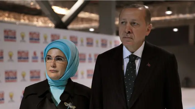 Cumhurbaşkanı Erdoğan, Pazar günü seçim manifestosunu açıklamak için düzenlediği mitinge eşi Emine Erdoğan'la katıldı.