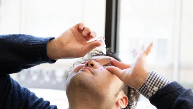 شخص يضع قطرة في عينه