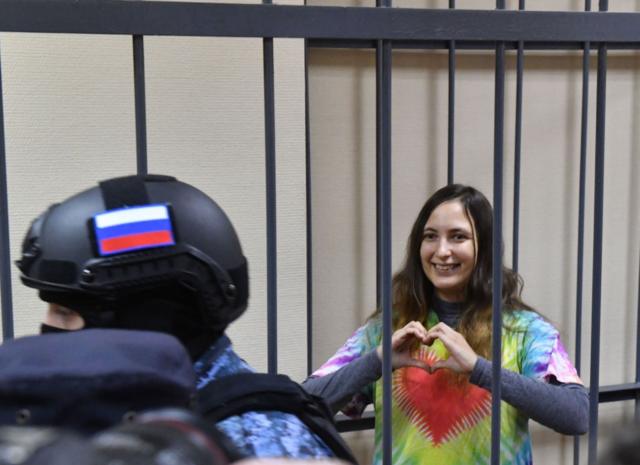 Nữ nhạc sĩ Alexandra Skochilenko ở Saint Petersburg bị tuyên án 7 năm tù vào cuối năm 2023 vì các hoạt động phản chiến