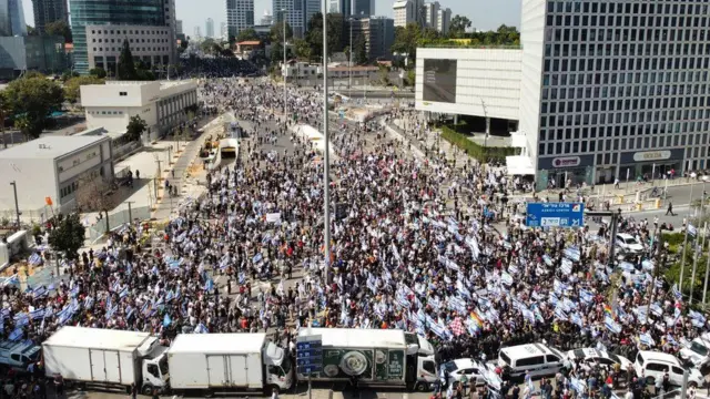 Protestocular Tel Aviv’de bir yolu araçlarla kesti