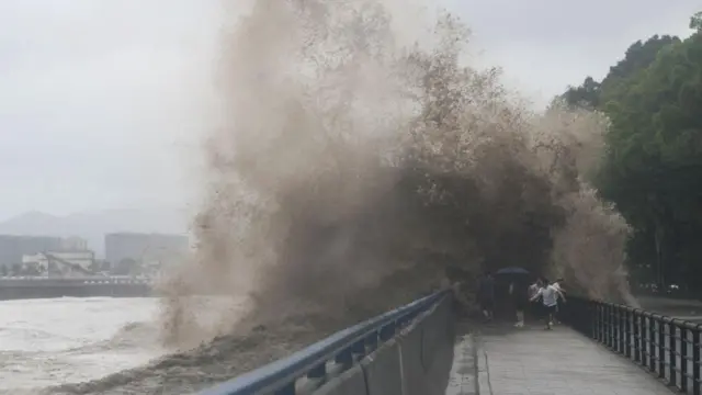 सुनामी की लहरें 