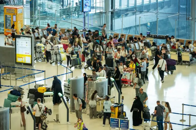 บรรยากาศที่สนามบินสุวรรณภูมิหลังจากระบบไอทีของคลาวด์สไตร้ค (CrowdStrike) ล่ม