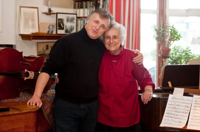 அனிதா லாஸ்கர் தன் மகன் ரஃபேலுடன்