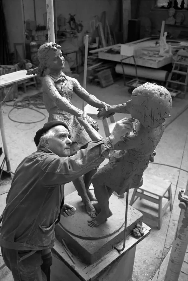 بسیاری از مجسمههای شهر کار هنرمند دولتی، میخائیل آنیکوشین است و من از او در کارگاه وسیعش یک مقالهی تصویری تهیه کردم.