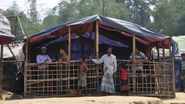 住人たちは竹の柱とビニールシートで掘っ立て小屋を建てて生活している