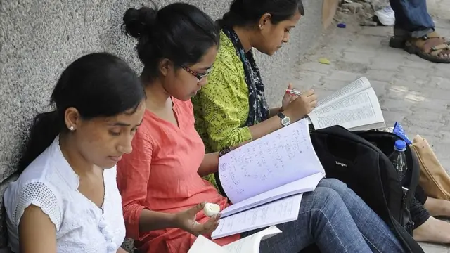 पूर्वपरीक्षेचा अभ्यास करताना विद्यार्थिनी