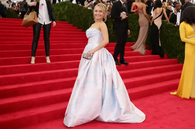 Hayden Panettiere, luciendo un largo vestido rosa pálido, asiste a la gala del Costume Institute "Charles James: Beyond Fashion" en el Museo Metropolitano de Arte de Nueva York el 5 de mayo de 2014.