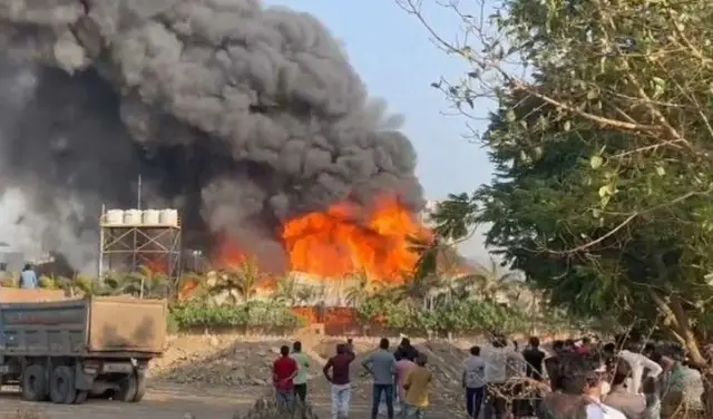 आग प्रतिबंधक उपाययोजनांकडे दुर्लक्ष केल्यामुळे राजकोटमधील गेमझोनमध्ये देखील आग लागल्याचं समोर आलं होतं.