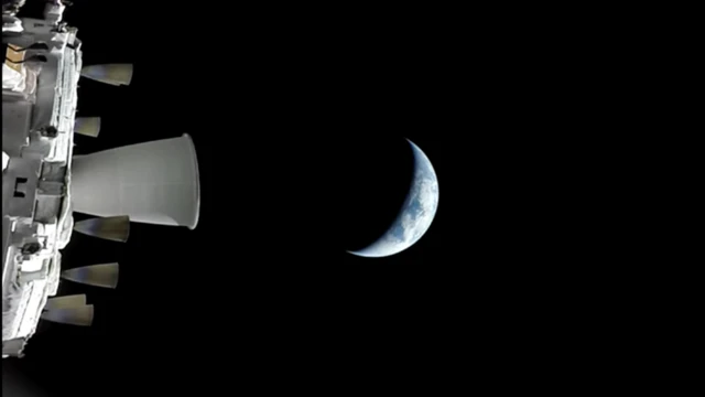 Dünya karanlığın ortasında hilal şeklinde görünüyor. Solda uzay aracının en altı kısmen seçiliyor. 