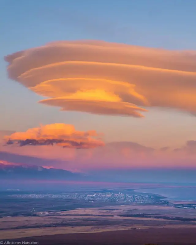 Сен азыр эмнени ойлоп турдуң экен, айдалып баратканда ак булуттар... О. Султанов