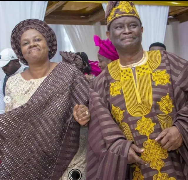 Ijo ati ayọ ni baba ati iya iyawo, Mike ati Gloria Bamiloye fi sin Darasimi lọ sile ọkọ.