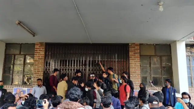 বিশ্ববিদ্যালয়ের একটি ভবনে শিক্ষার্থীদের তালা।