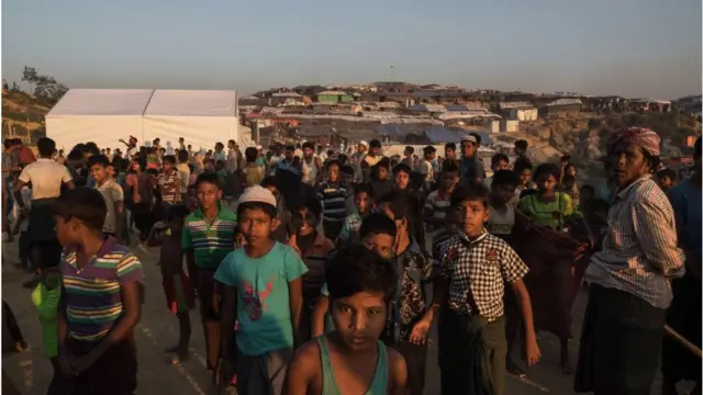 শিবির থেকে পালাচ্ছে রোহিঙ্গারা।