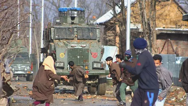 ராணுவ டாங்கியை தாக்கும் இளைஞர்கள்