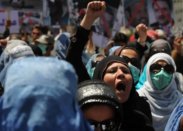 Женщины на демонстрации за демократию в Кабуле