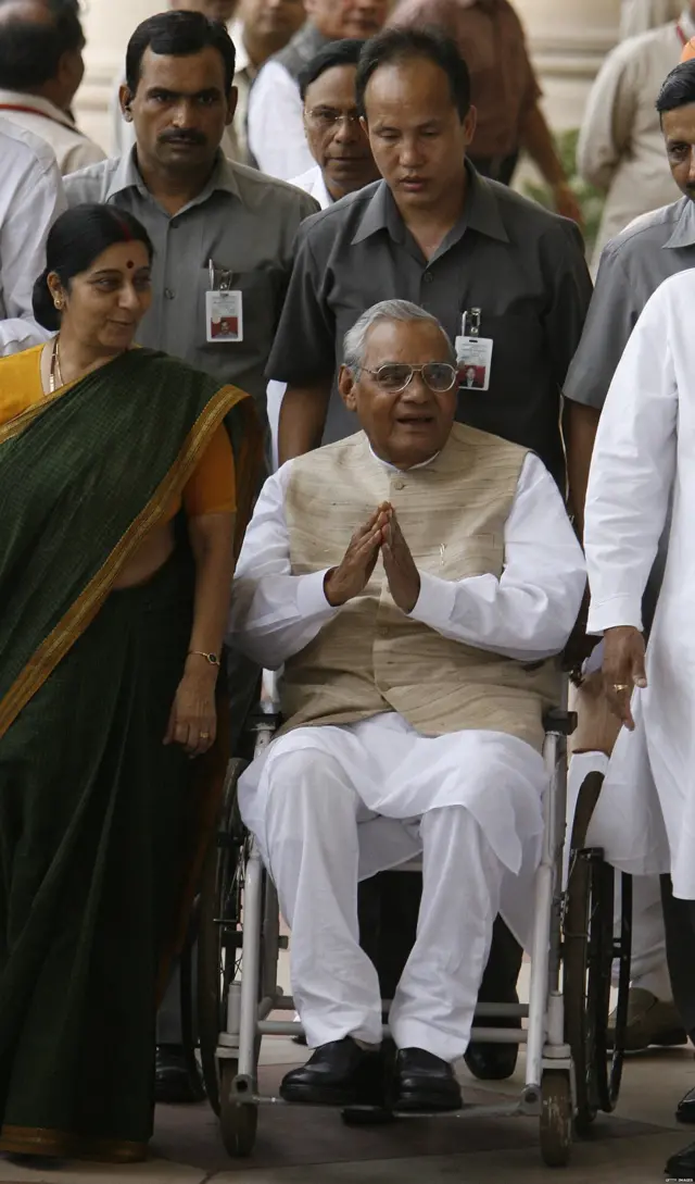 2007 साली संसद प्रांगणात वाजपेयी.