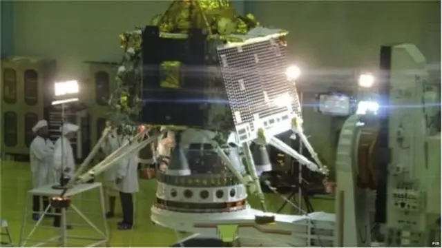 इस्त्रोचे शास्त्रज्ञ चांद्रयान-2 वर काम करताना